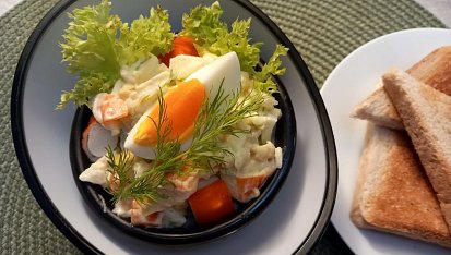 Ruský salát se surimi tyčinkami