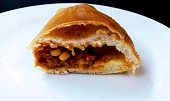Calzone s mletým masem, paprikou, sušenými rajčaty a sýrem