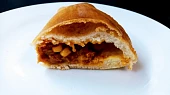 Calzone s mletým masem, paprikou, sušenými rajčaty a sýrem