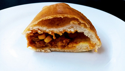 Calzone s mletým masem, paprikou, sušenými rajčaty a sýrem
