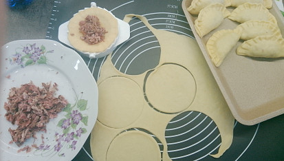 Jednoduché těsto na taštičky (pirožky), Příprava. Tvořítko je asi ještě totalitní, ale pořád se prodává. Má průměr asi 10 cm.