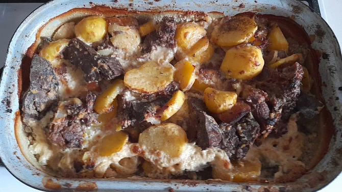 Vepřové jazyky na česneku pečené s bramborami, vepřové jazyky na česneku pečené s bramborami