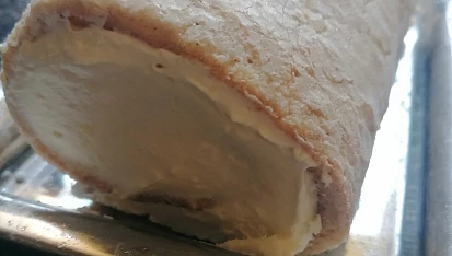 Bezé ořechová roláda se šlehačkou, Boky rolády když je neodkrojím, ale zamáznu náplní.