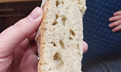 Domácí chléb bez domácí pekárny (Rozkrajeny chléb ze špaldove mouky. Nejde celé foto)