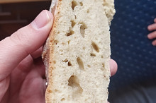 Rozkrajeny chléb ze špaldove mouky. Nejde celé foto