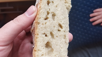 Domácí chléb bez domácí pekárny, Rozkrajeny chléb ze špaldove mouky. Nejde celé foto
