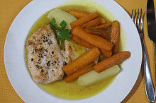 Kuře s konfitovanými bramborami a glazovanou mrkví