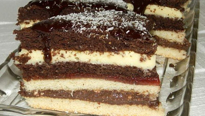 Dvoubarevný dortík s krémem a marmeládou