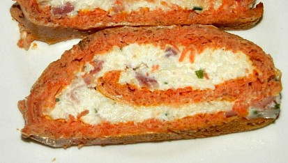 Mrkvová roláda se sýrovou náplní
