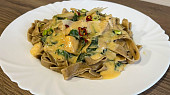Tagliatelle s kuřecím masem a smetanou