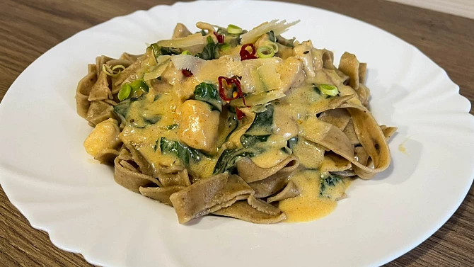 Tagliatelle s kuřecím masem a smetanou