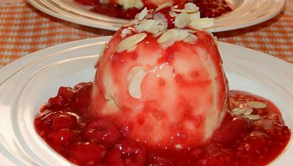 Vanilkový pudink s horkými malinami