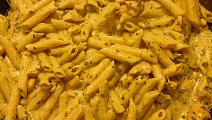 Gnocchi s kuřecím masem, špenátem a sýrovo-smetanovou omáčkou