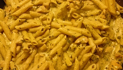 Gnocchi s kuřecím masem, špenátem a sýrovo-smetanovou omáčkou