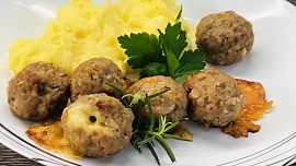 Masové kuličky se schovaným sýrem