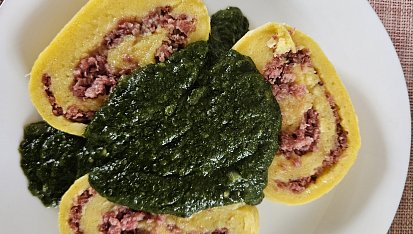 Závin z bramborového těsta plněný masem
