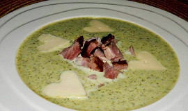 Krémová brokolicová polévka s uzeným masem