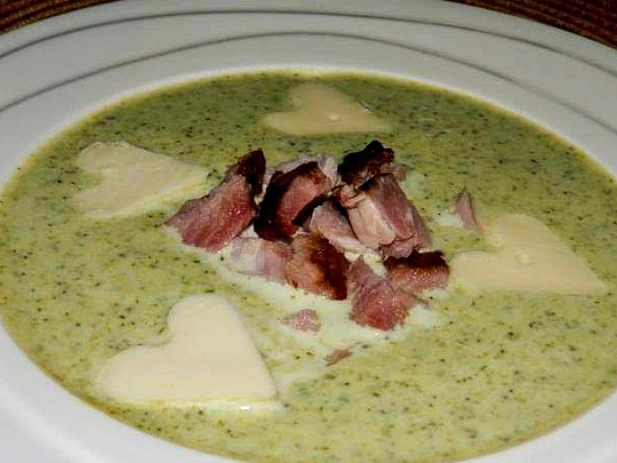 Krémová brokolicová polévka s uzeným masem