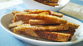 Křupavé pikantní chlebové tyčinky