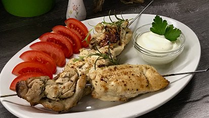 Kuřecí špízy s citronem, rozmarýnem a jogurtovým dipem