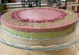 Veganský matcha-malinový cheesecake