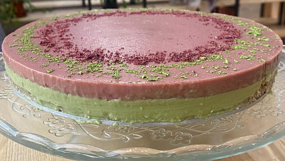 Veganský matcha-malinový cheesecake
