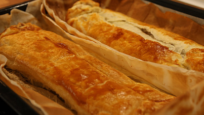 Listový závin s ovocným tvarohem, přidán borůvkový pudink