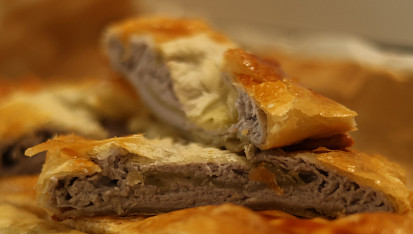 Listový závin s ovocným tvarohem, přidán borůvkový pudink