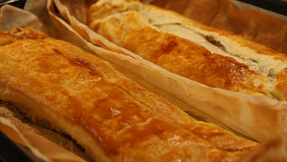 Listový závin s ovocným tvarohem, přidán borůvkový pudink