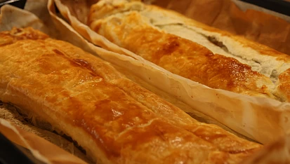 Listový závin s ovocným tvarohem, přidán borůvkový pudink