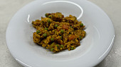 Paella s kuřecím masem a chorizem