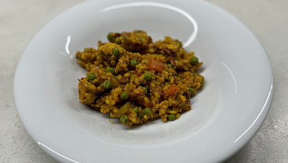Paella s kuřecím masem a chorizem