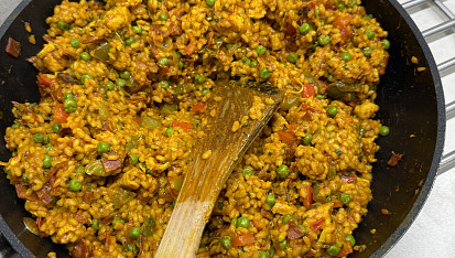 Paella s kuřecím masem a chorizem