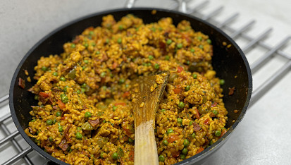 Paella s kuřecím masem a chorizem