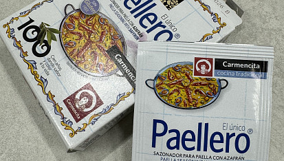 Paella s kuřecím masem a chorizem