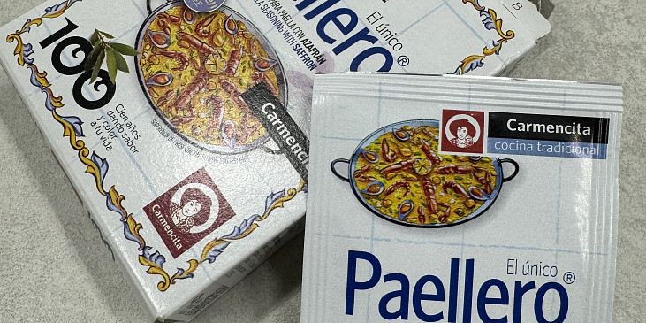 Paella s kuřecím masem a chorizem