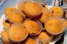 Hotové muffiny (místo borůvek čokoláda) moooc dobré. 😋