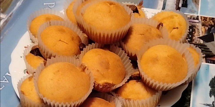 Hotové muffiny (místo borůvek čokoláda) moooc dobré. 😋