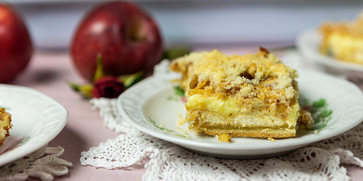 Jablečný koláč s pudinkem a piškoty