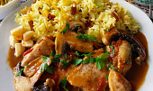 Kuře na kari, žampiony, šafránová rýže s mrkví a rozinkami (kuře na kari, šafránová rýže s rozinkami)
