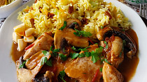 Kuře na kari, žampiony, šafránová rýže s mrkví a rozinkami