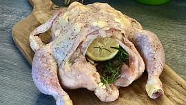 Pomalu pečené kuře s nádivkou