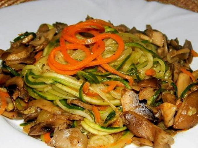 Kuřecí maso s hlívou a zeleninové špagety