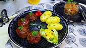 Masové koule plněné mozzarellou se sladkou chilli omáčkou, pečené na cibuli s karotkou a se zelím