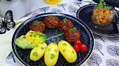 Masové koule plněné mozzarellou se sladkou chilli omáčkou, pečené na cibuli s karotkou a se zelím
