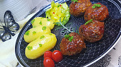 Masové koule plněné mozzarellou se sladkou chilli omáčkou, pečené na cibuli s karotkou a se zelím