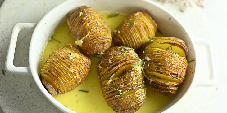 Pečené brambory s česnekovým máslem