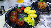 Masové koule plněné mozzarellou se sladkou chilli omáčkou, pečené na cibuli s karotkou a se zelím