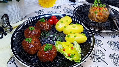 Masové koule plněné mozzarellou se sladkou chilli omáčkou, pečené na cibuli s karotkou a se zelím
