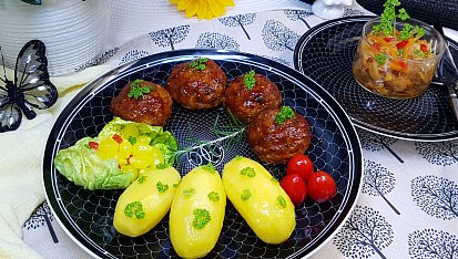 Masové koule plněné mozzarellou se sladkou chilli omáčkou, pečené na cibuli s karotkou a se zelím